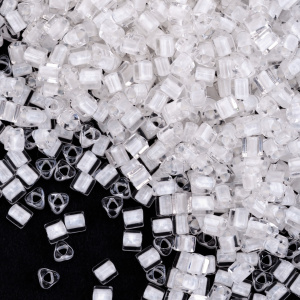 Бисер TOHO Triangle 11/0 окрашенный изнутри, хрусталь/снег (#981), 10 г